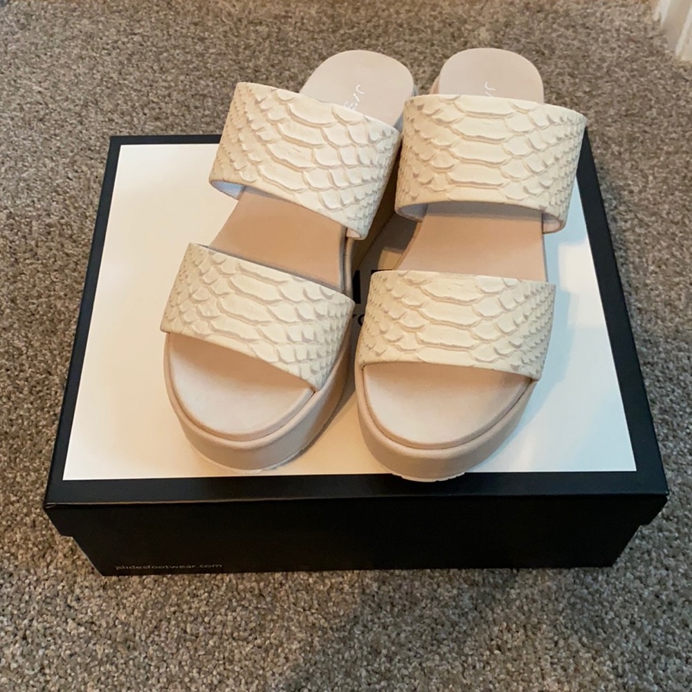 NWT - J/SLIDES white platform slides Size 6.5